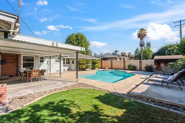 1613 W Meadow Avenue, Visalia, CA 93277