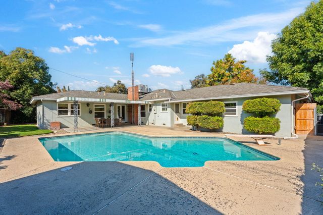 1613 W Meadow Avenue, Visalia, CA 93277