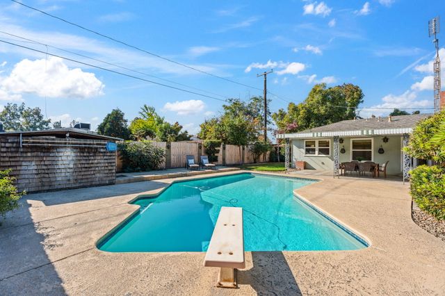 1613 W Meadow Avenue, Visalia, CA 93277