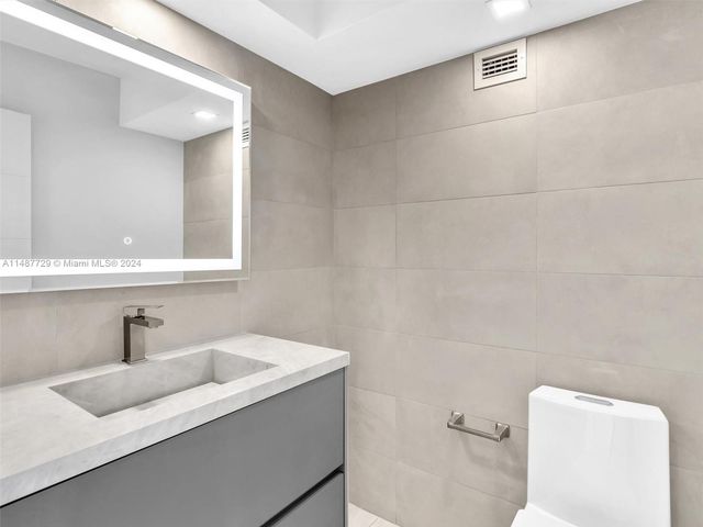 4101 Pine Tree Dr 621,620, Miami Beach, FL 33140