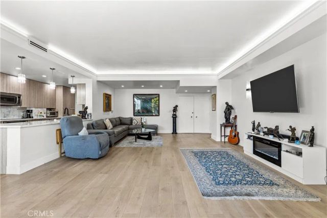 818 N Doheny 308, West Hollywood, CA 90069