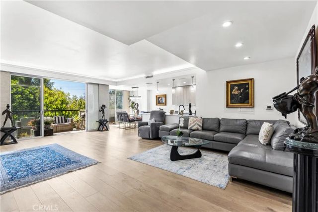 818 N Doheny 308, West Hollywood, CA 90069