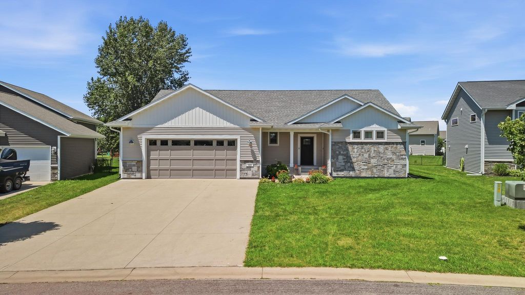 820 Fieldcrest Drive, Mankato, MN 56001