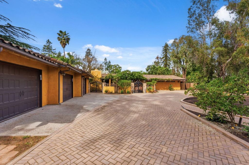 Image 2 of property listing at 5151 N Van Ness Boulevard, Fresno, CA 93711