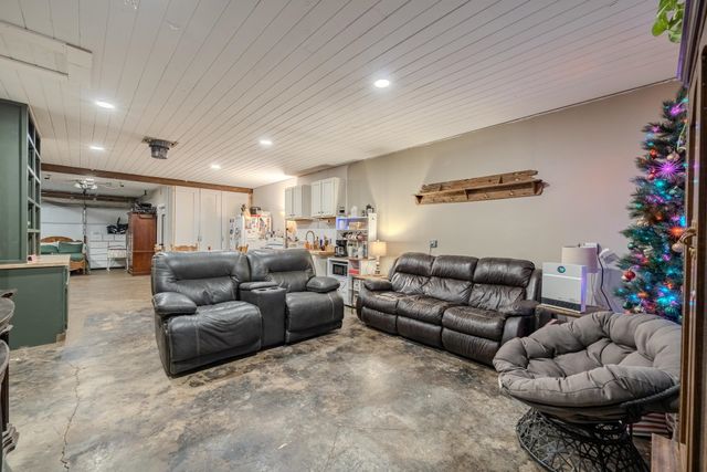 390 WOODS RD, Adamsville, TN 38310