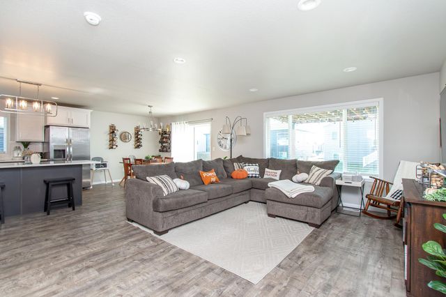 7912 Cottonwood Boulevard, Horace, ND 58047