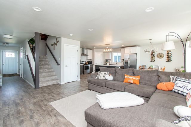 7912 Cottonwood Boulevard, Horace, ND 58047