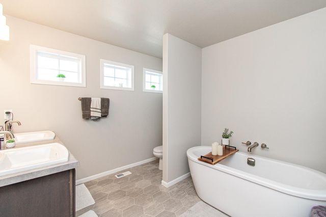 7912 Cottonwood Boulevard, Horace, ND 58047