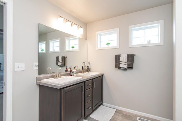 7912 Cottonwood Boulevard, Horace, ND 58047