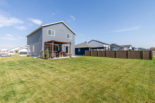 7912 Cottonwood Boulevard, Horace, ND 58047