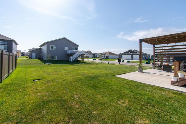 7912 Cottonwood Boulevard, Horace, ND 58047