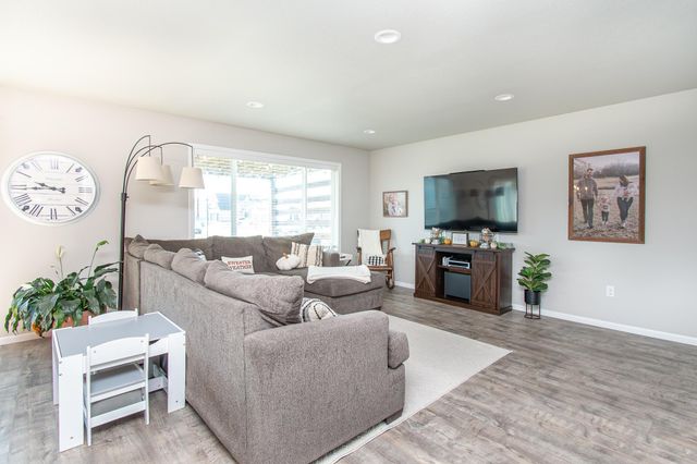 7912 Cottonwood Boulevard, Horace, ND 58047