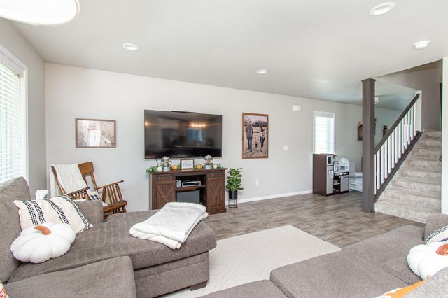 7912 Cottonwood Boulevard, Horace, ND 58047