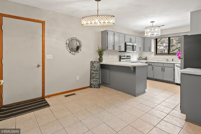 7578 13th Street N, Oakdale, MN 55128