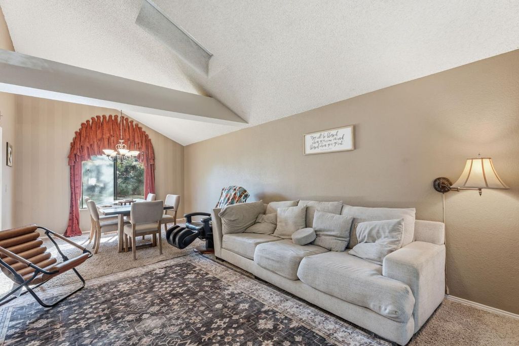 Image 10 of property listing at 6424 N Vagedes, Fresno, CA 93711