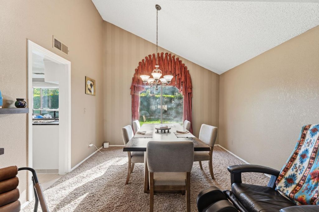 Image 13 of property listing at 6424 N Vagedes, Fresno, CA 93711