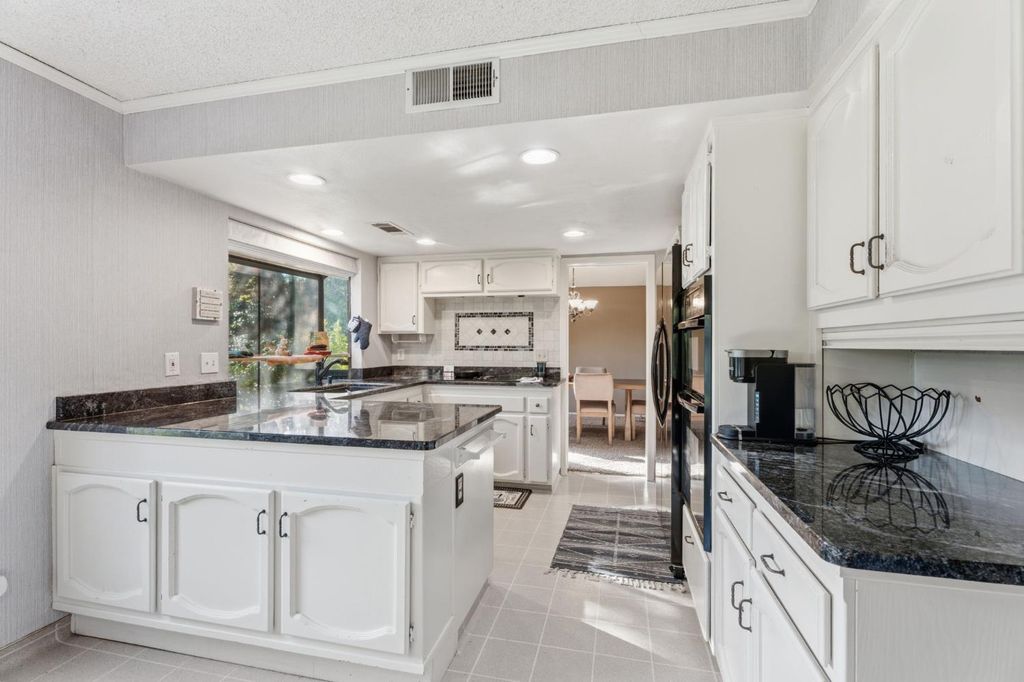Image 15 of property listing at 6424 N Vagedes, Fresno, CA 93711
