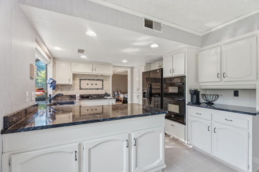 Image 16 of property listing at 6424 N Vagedes, Fresno, CA 93711