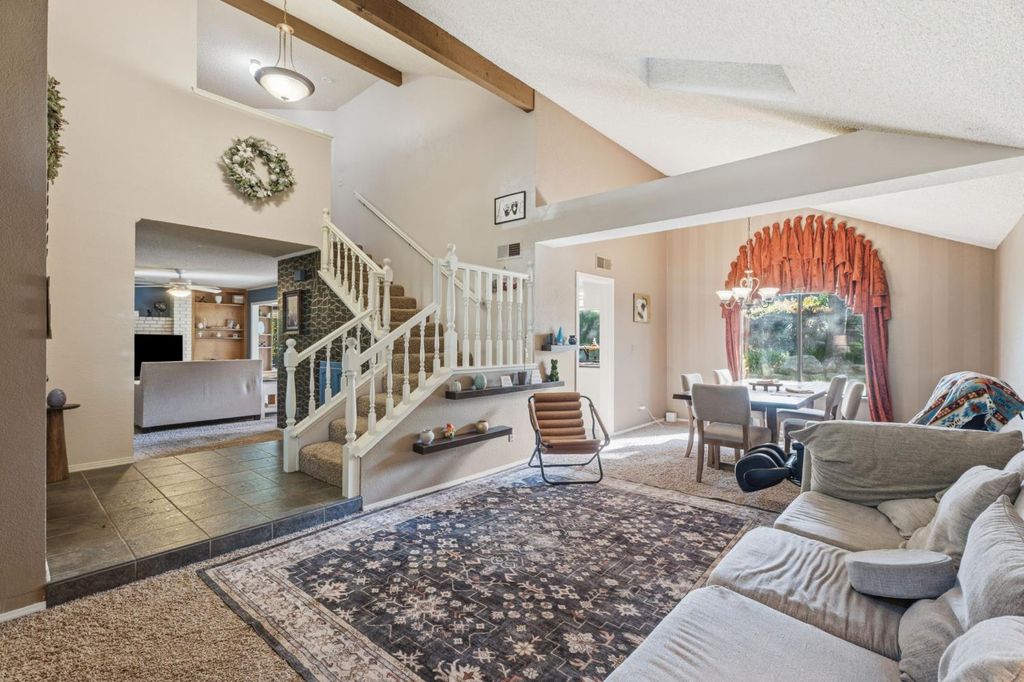 Image 2 of property listing at 6424 N Vagedes, Fresno, CA 93711