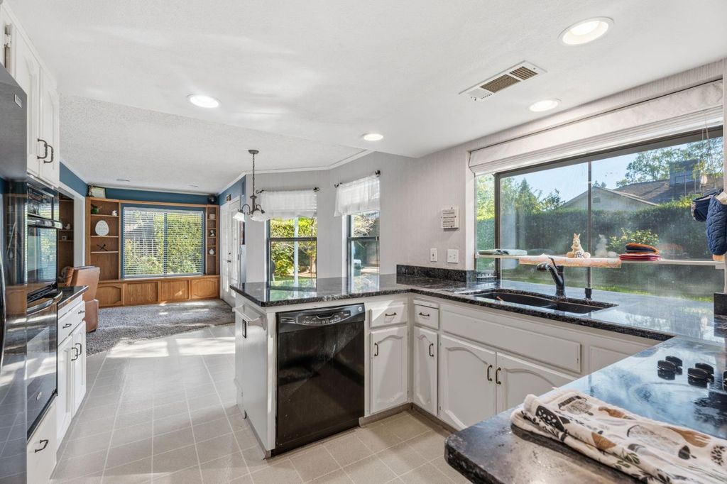 Image 3 of property listing at 6424 N Vagedes, Fresno, CA 93711