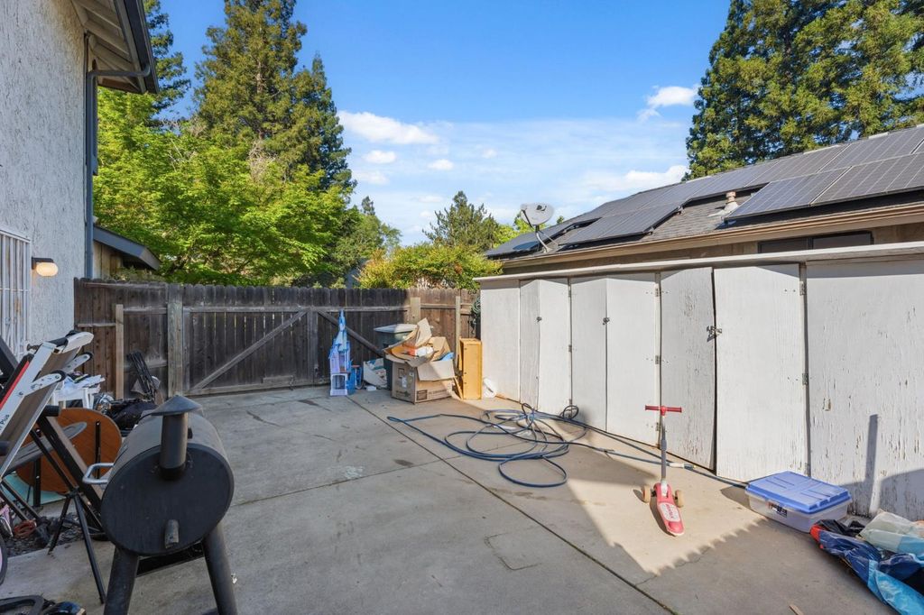 Image 41 of property listing at 6424 N Vagedes, Fresno, CA 93711