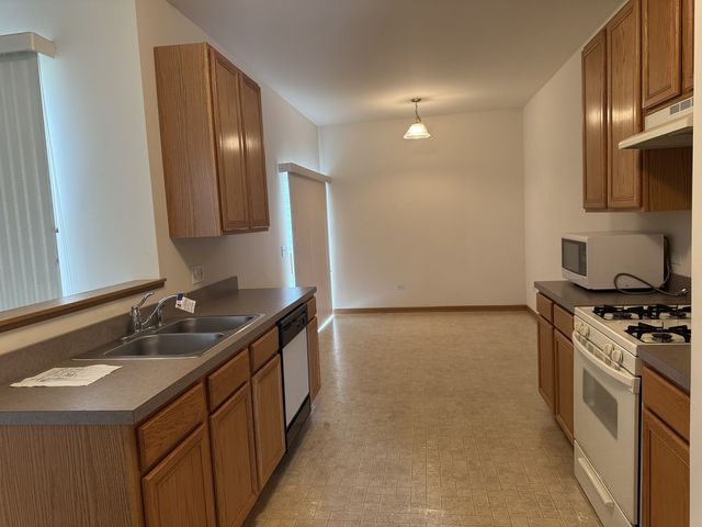 2558 Grant Park Court 2558, Crest Hill, IL 60403