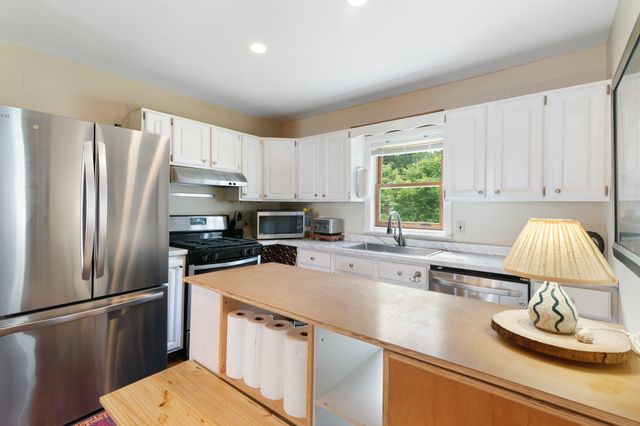 82 Oak Grove Avenue, Brattleboro, VT 05301