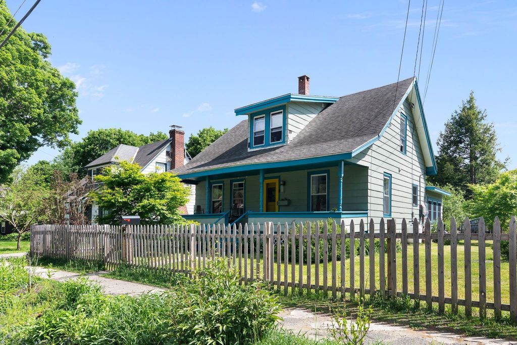 82 Oak Grove Avenue, Brattleboro, VT 05301
