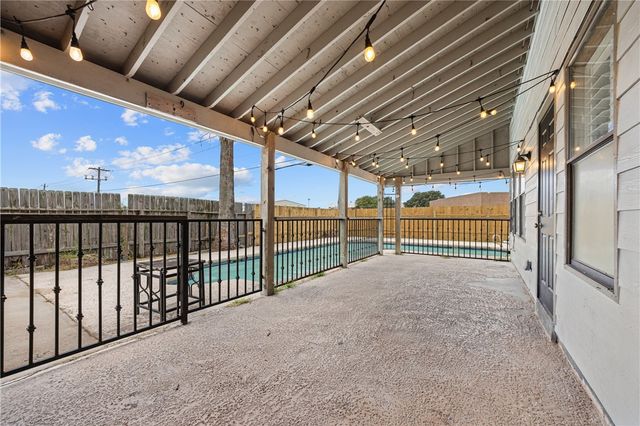 2242 Bird Island Dr, Corpus Christi, TX 78418