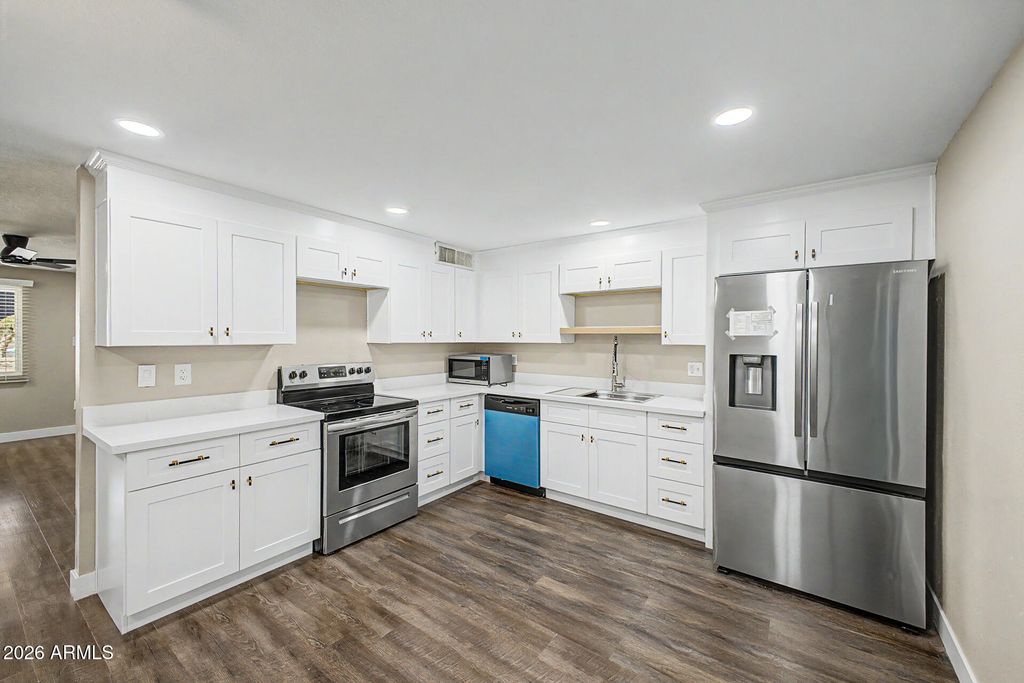 Image 1 of property listing at 1645 W THUNDERBIRD Road, Phoenix, AZ 85023