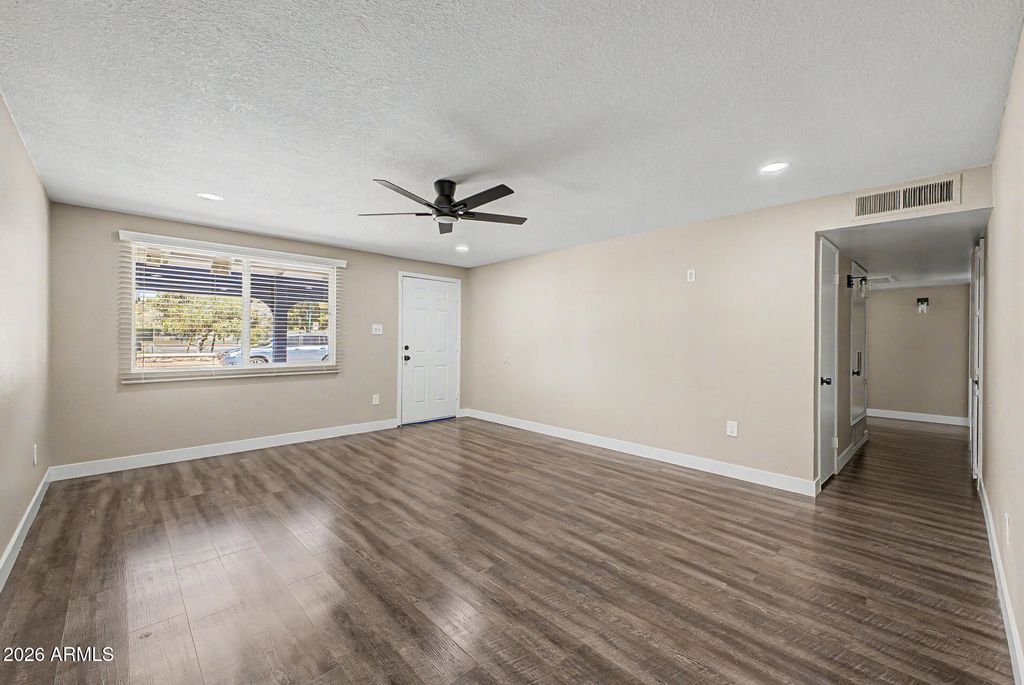 Image 10 of property listing at 1645 W THUNDERBIRD Road, Phoenix, AZ 85023