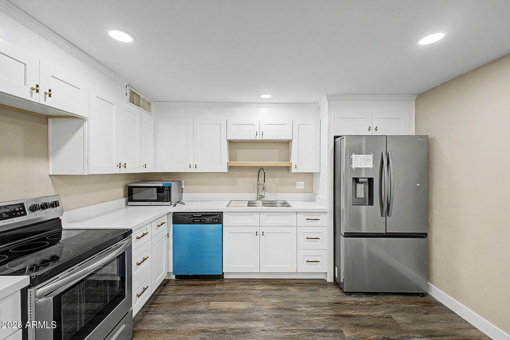 Image 16 of property listing at 1645 W THUNDERBIRD Road, Phoenix, AZ 85023