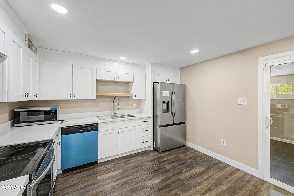 Image 17 of property listing at 1645 W THUNDERBIRD Road, Phoenix, AZ 85023