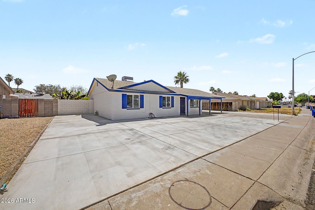 Image 7 of property listing at 1645 W THUNDERBIRD Road, Phoenix, AZ 85023