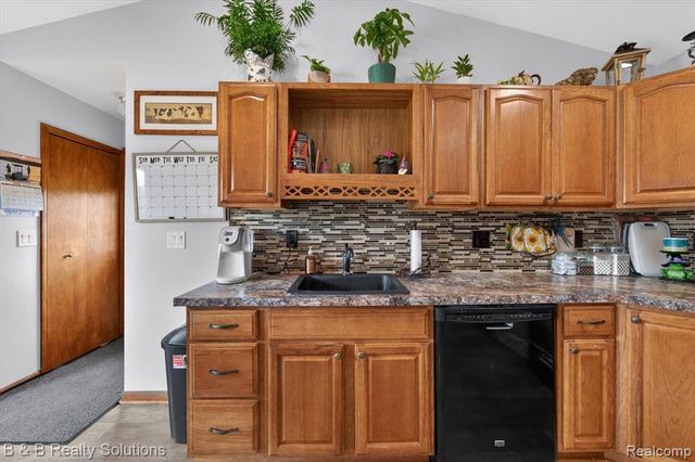 2927 N Blacks Corners Road, Imlay City, MI 48444