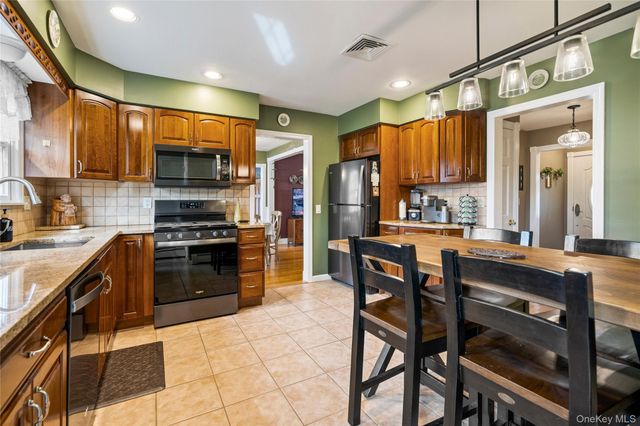 20 Biltmore Boulevard, Massapequa, NY 11758