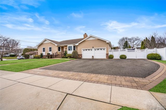 20 Biltmore Boulevard, Massapequa, NY 11758