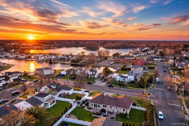 20 Biltmore Boulevard, Massapequa, NY 11758