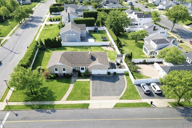 20 Biltmore Boulevard, Massapequa, NY 11758