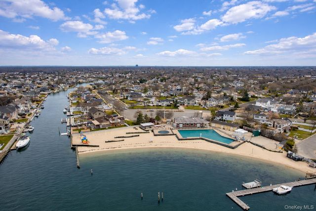 20 Biltmore Boulevard, Massapequa, NY 11758