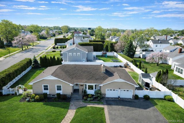 20 Biltmore Boulevard, Massapequa, NY 11758