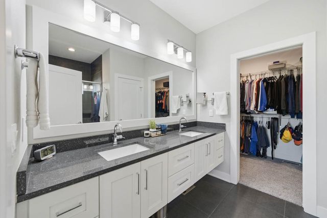 16333 Springbrook Trail, Urbandale, IA 50323