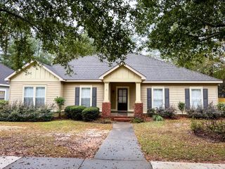 106 Lilac Ln, Dothan, AL 36305