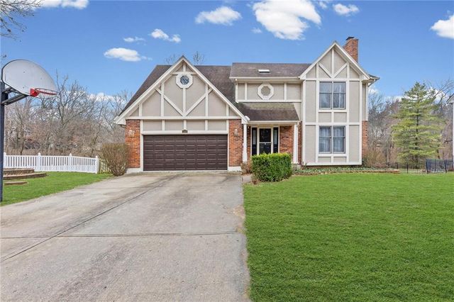 1300 NW TIMBER OAK Drive, Blue Springs, MO 64015