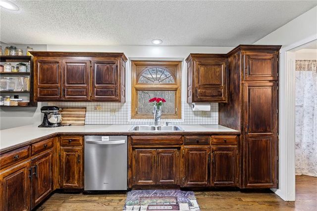 1300 NW TIMBER OAK Drive, Blue Springs, MO 64015