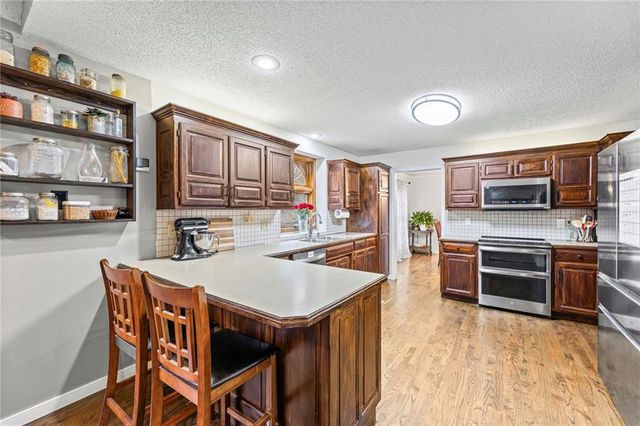 1300 NW TIMBER OAK Drive, Blue Springs, MO 64015