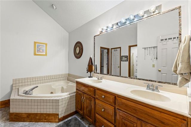 1300 NW TIMBER OAK Drive, Blue Springs, MO 64015