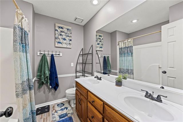 1300 NW TIMBER OAK Drive, Blue Springs, MO 64015