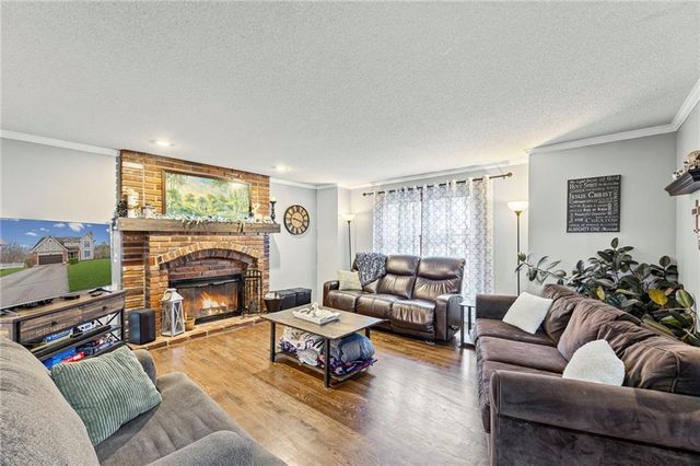 1300 NW TIMBER OAK Drive, Blue Springs, MO 64015