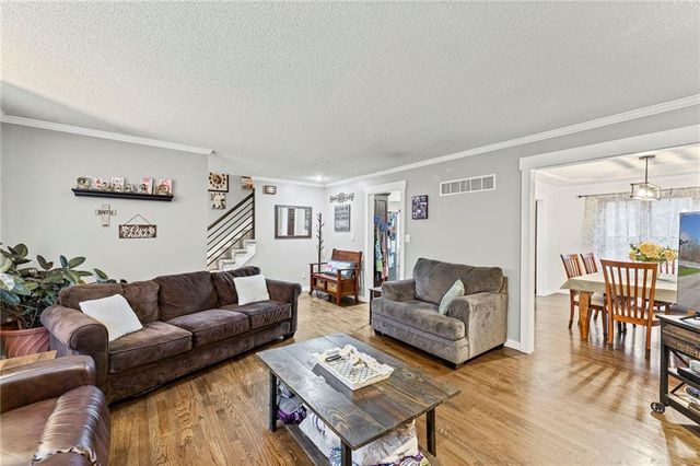 1300 NW TIMBER OAK Drive, Blue Springs, MO 64015